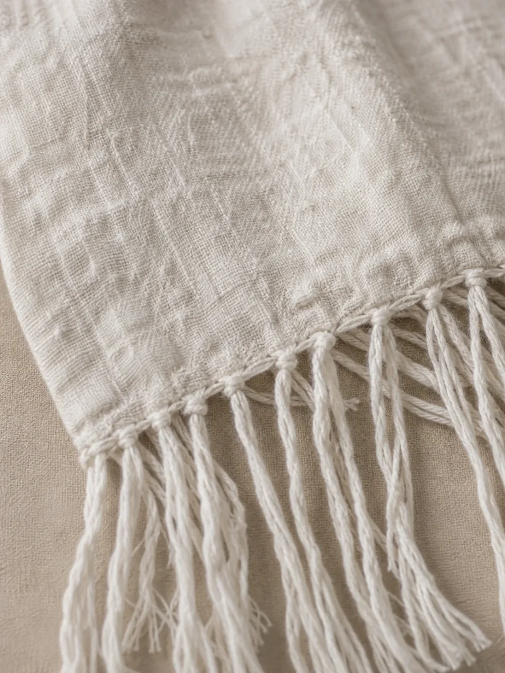 Drift Fringe Bed Runner in Chalk, close-up of the end and edge