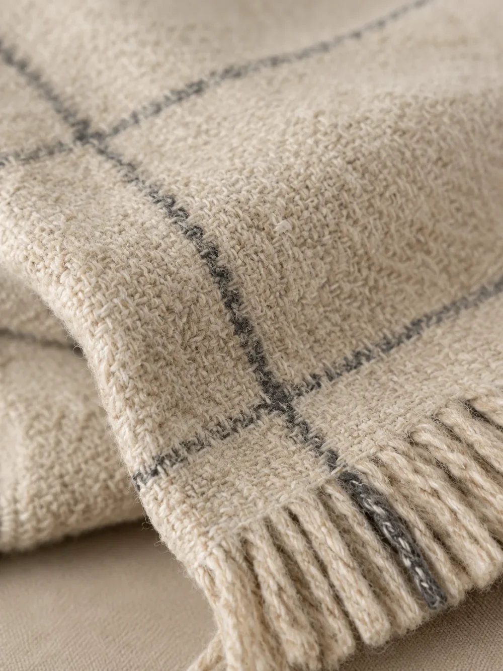 Harbour Windowpane Throw in Oat, close-up of the weave and edge
