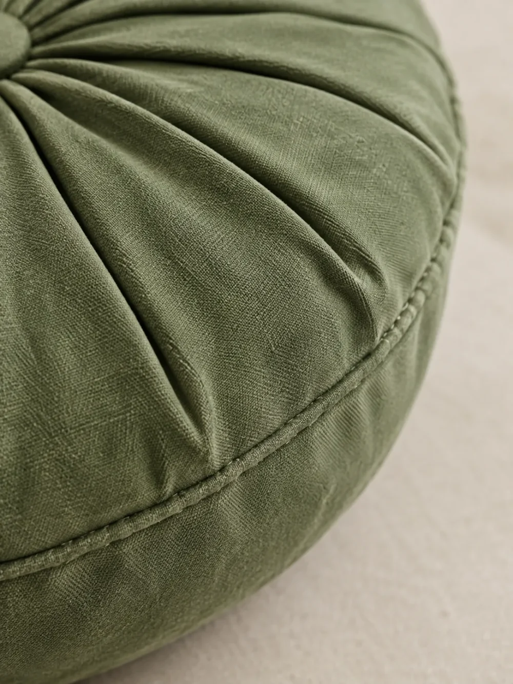 Kelp Round Pleat Cover in Moss, close-up of the weave and edge