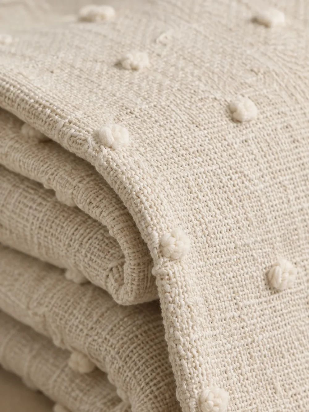 Moor Tuft Throw in Chalk, close-up of the weave and edge