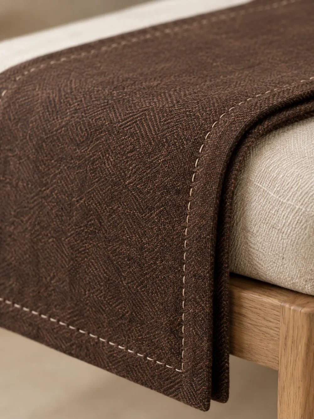 Nook Narrow Runner in Peat, close-up of the end and edge