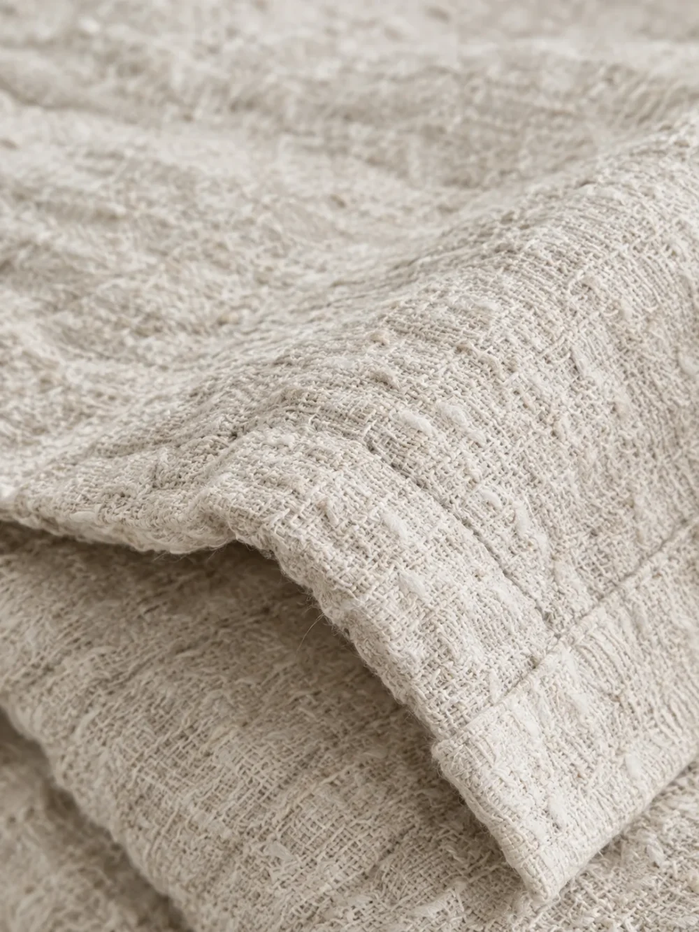 Skerry Stonewashed Linen Throw in Chalk, close-up of the weave and edge
